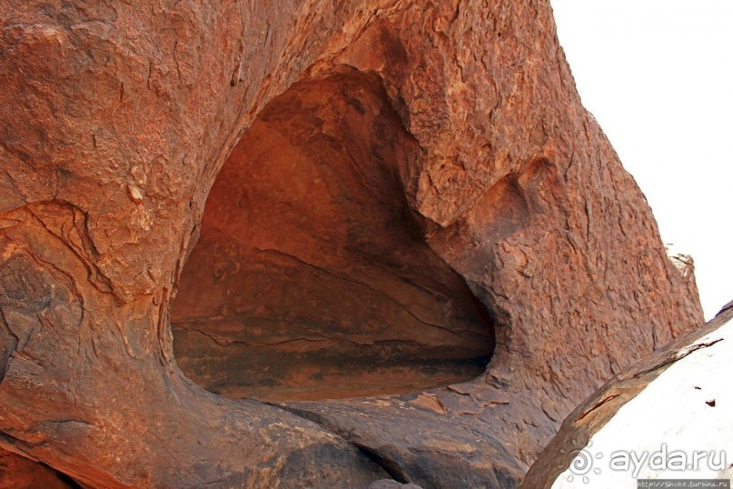 Древняя стоянка караванщиков и рисунки в пещере