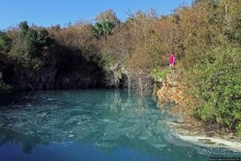 Еще одна "именная" пещера на Бермудах и желтые подснежники
