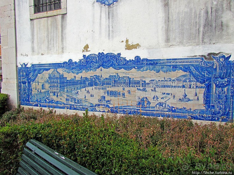 Приятный "гламурный" тихий сквер как пауза в подъеме