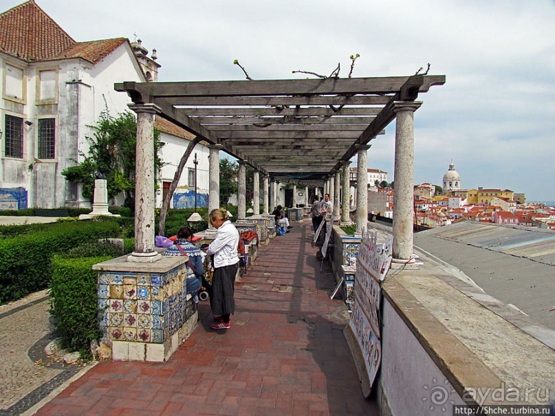 Приятный "гламурный" тихий сквер как пауза в подъеме