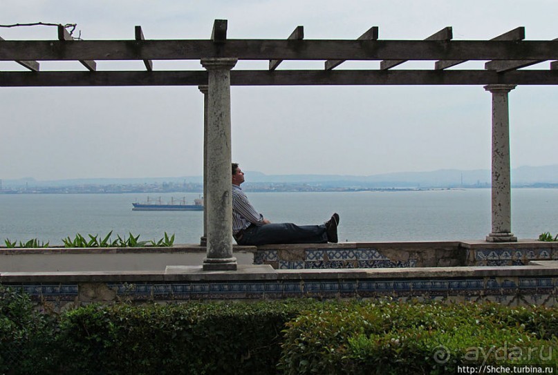 Приятный "гламурный" тихий сквер как пауза в подъеме