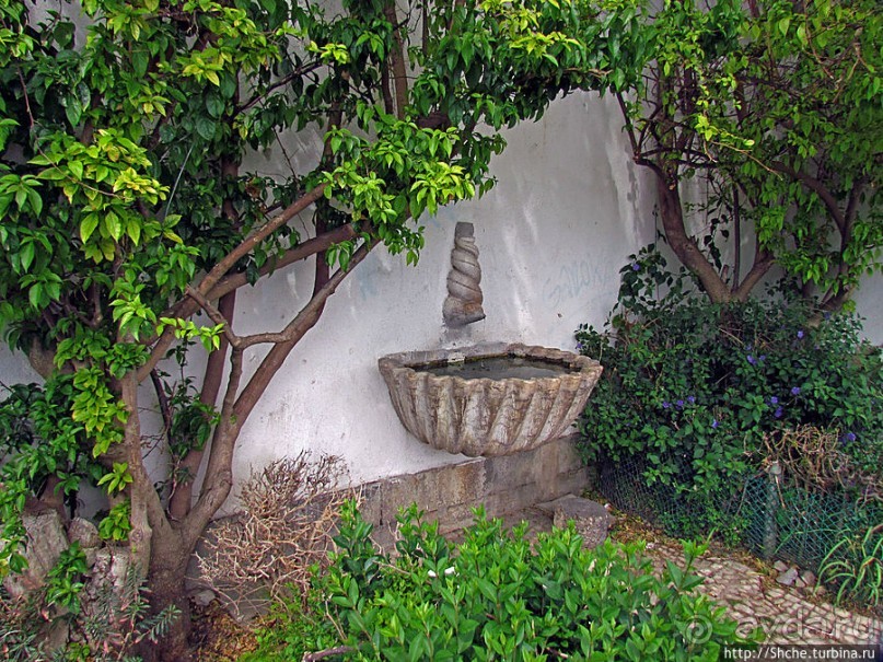 Приятный "гламурный" тихий сквер как пауза в подъеме