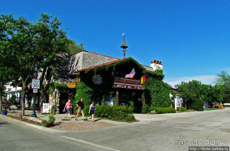 По главной улице пешком и на авто