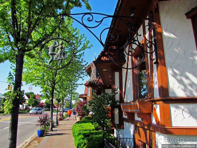 По главной улице пешком и на авто