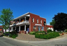 По главной улице пешком и на авто