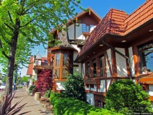 По главной улице пешком и на авто