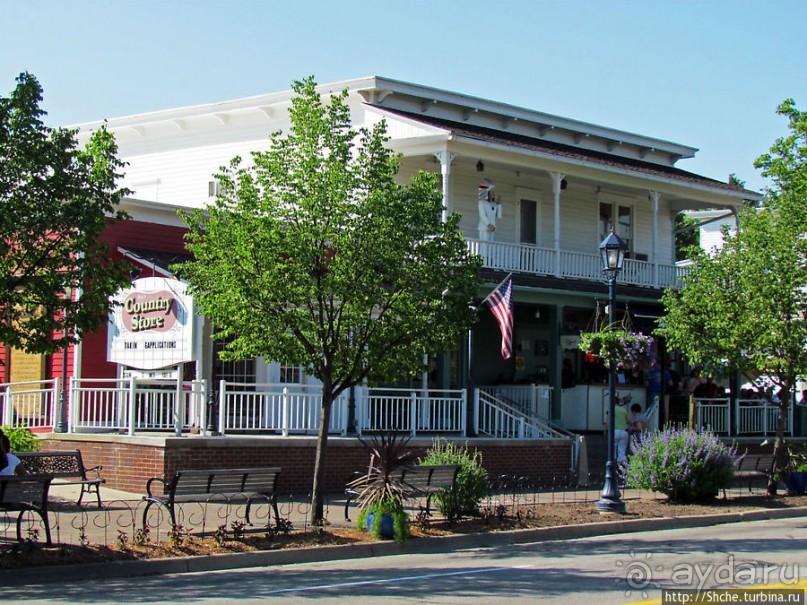 По главной улице пешком и на авто