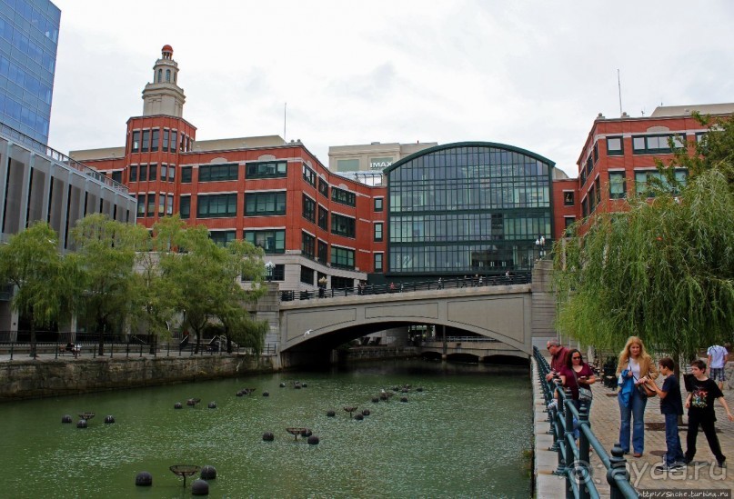 Небольшой водный парк на реке Woonasquatucket