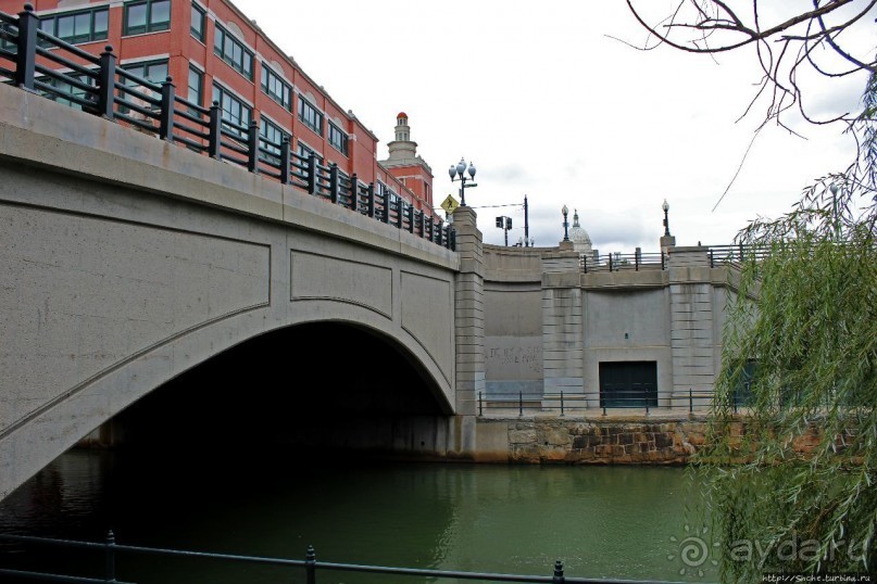 Небольшой водный парк на реке Woonasquatucket