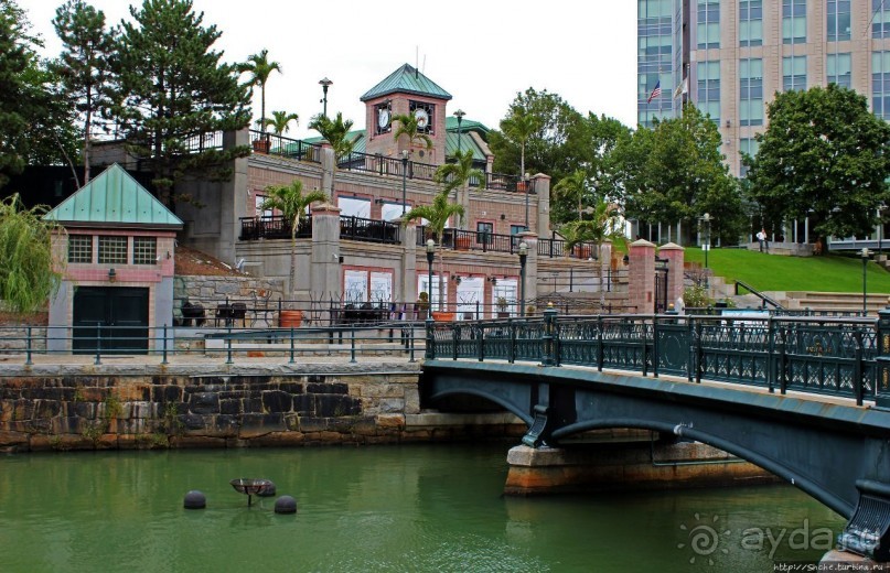 Небольшой водный парк на реке Woonasquatucket