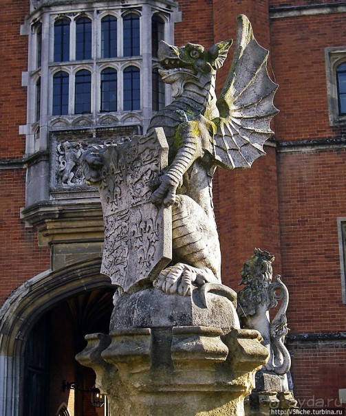 "Звери короля Генриха VIII" на входе во дворец Хэмптон Корт