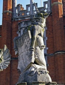 "Звери короля Генриха VIII" на входе во дворец Хэмптон Корт