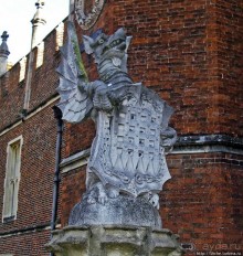 "Звери короля Генриха VIII" на входе во дворец Хэмптон Корт