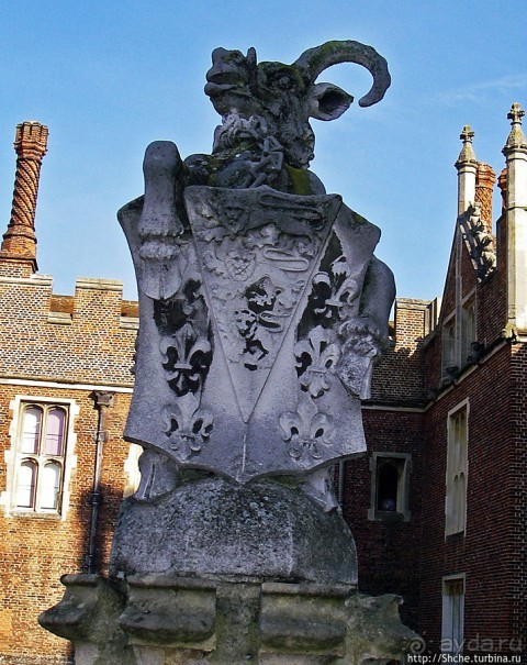 "Звери короля Генриха VIII" на входе во дворец Хэмптон Корт