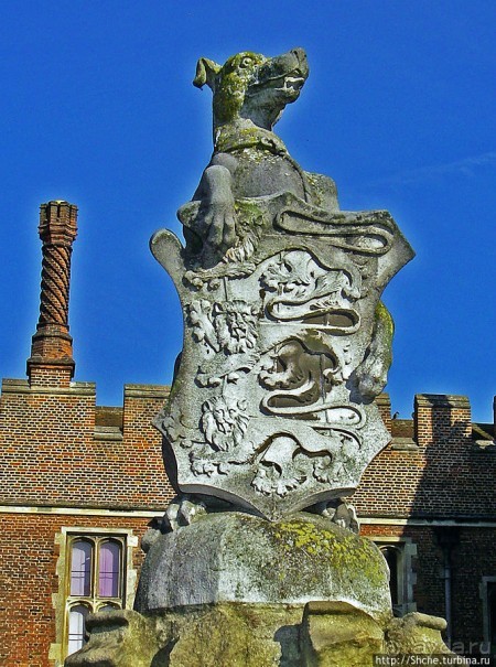 "Звери короля Генриха VIII" на входе во дворец Хэмптон Корт