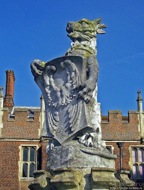 "Звери короля Генриха VIII" на входе во дворец Хэмптон Корт