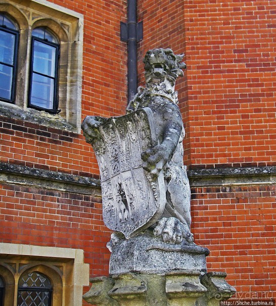 "Звери короля Генриха VIII" на входе во дворец Хэмптон Корт
