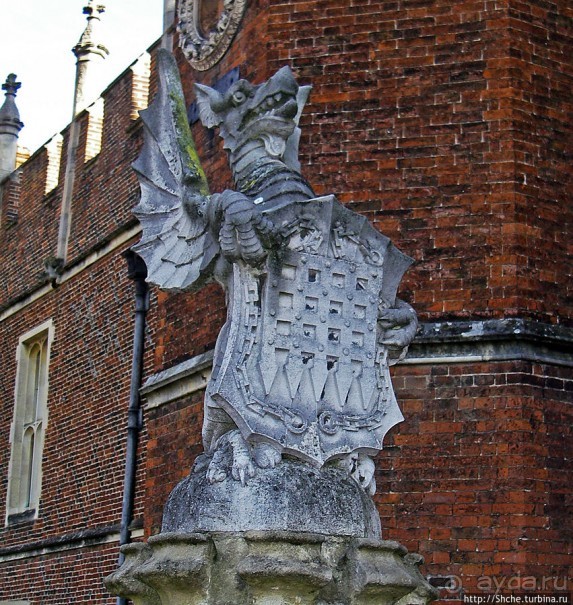 "Звери короля Генриха VIII" на входе во дворец Хэмптон Корт