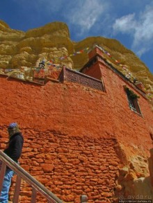 "Очень старый" пещерный тибетский монастырь