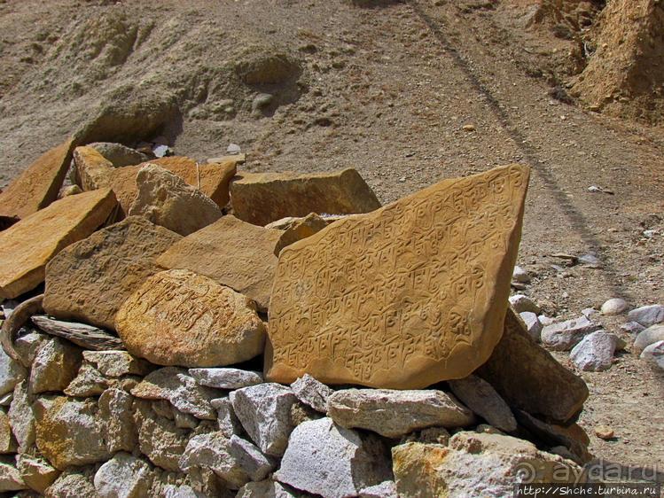 "Очень старый" пещерный тибетский монастырь
