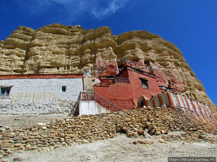 "Очень старый" пещерный тибетский монастырь