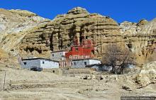 "Очень старый" пещерный тибетский монастырь