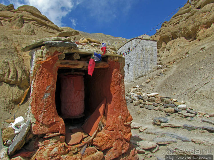 "Очень старый" пещерный тибетский монастырь