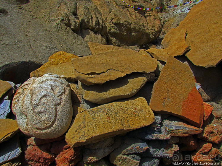 "Очень старый" пещерный тибетский монастырь