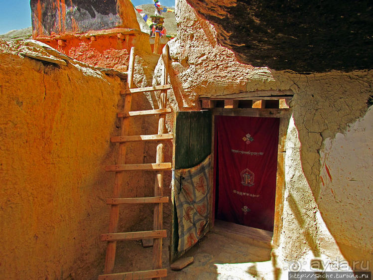 "Очень старый" пещерный тибетский монастырь