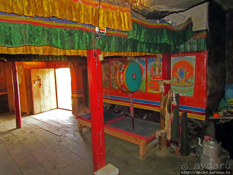 "Очень старый" пещерный тибетский монастырь
