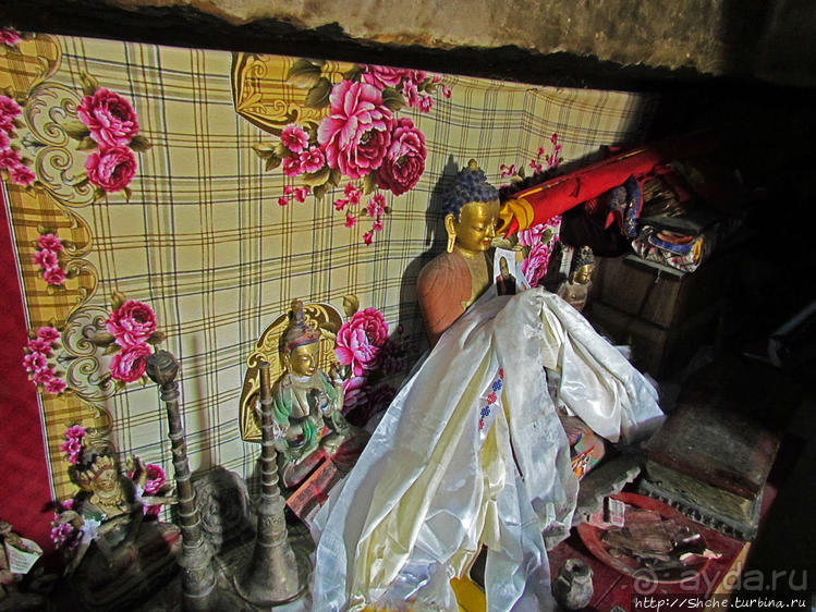 "Очень старый" пещерный тибетский монастырь