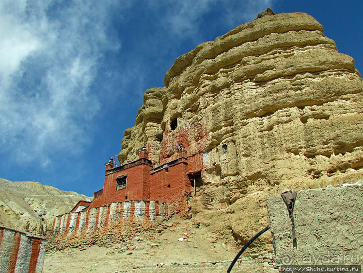 "Очень старый" пещерный тибетский монастырь