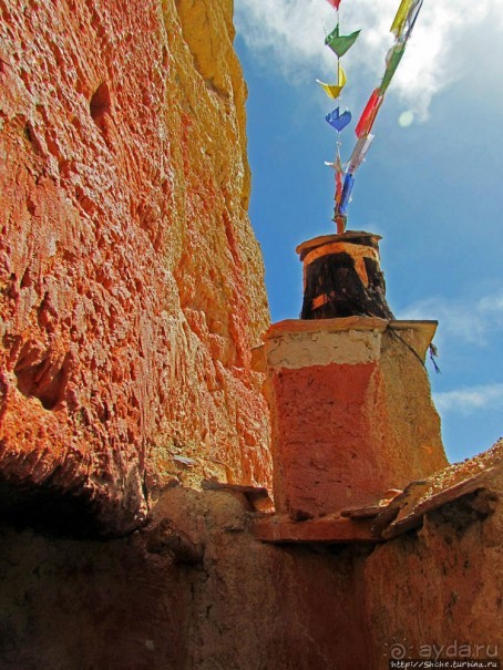 "Очень старый" пещерный тибетский монастырь