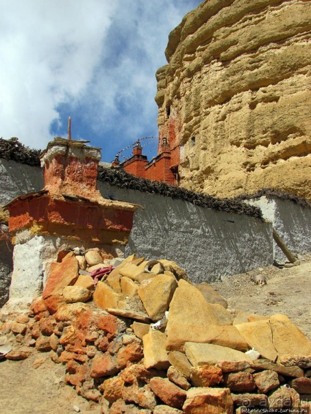 "Очень старый" пещерный тибетский монастырь