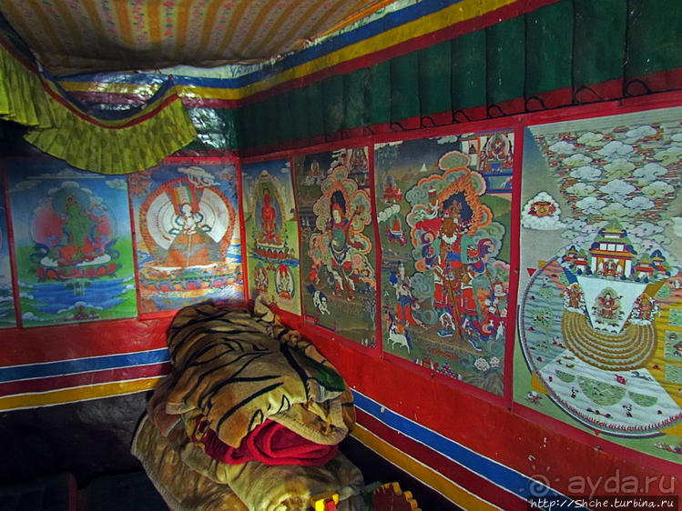 "Очень старый" пещерный тибетский монастырь