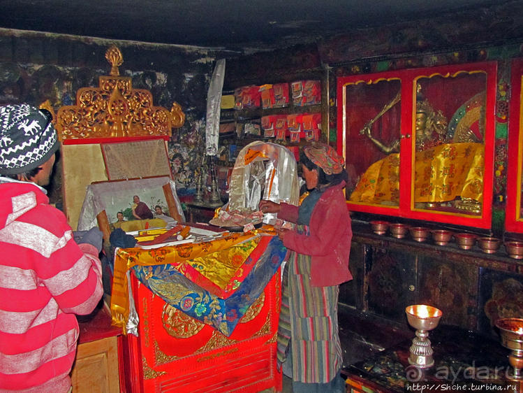 "Очень старый" пещерный тибетский монастырь