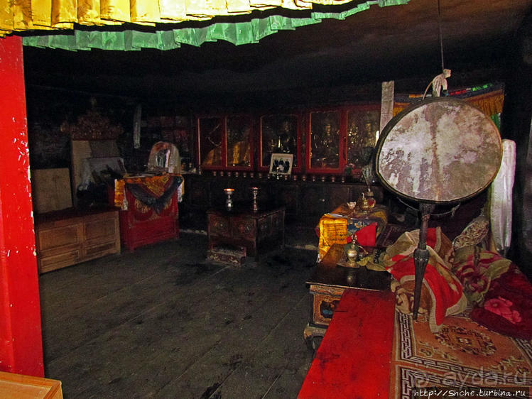 "Очень старый" пещерный тибетский монастырь