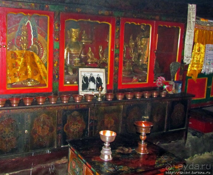 "Очень старый" пещерный тибетский монастырь