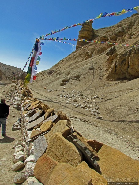 "Очень старый" пещерный тибетский монастырь