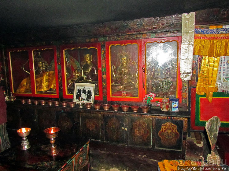 "Очень старый" пещерный тибетский монастырь