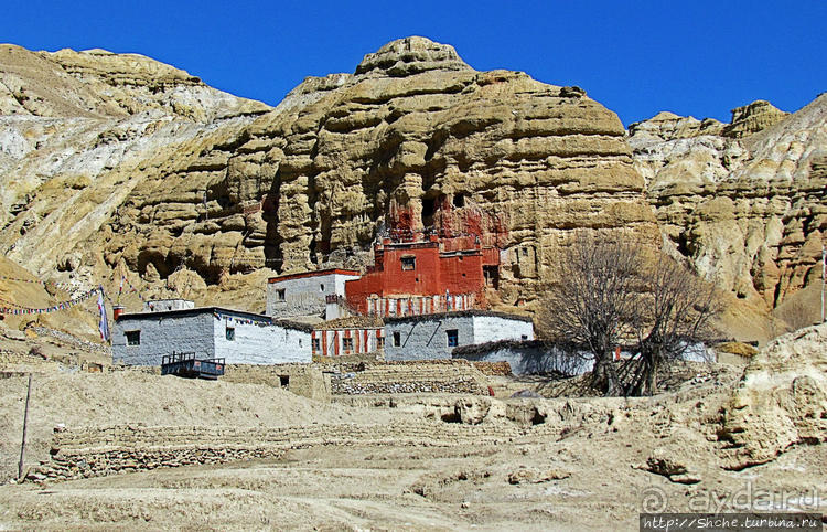 "Очень старый" пещерный тибетский монастырь