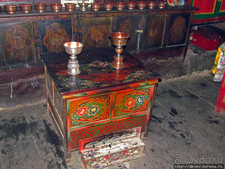 "Очень старый" пещерный тибетский монастырь