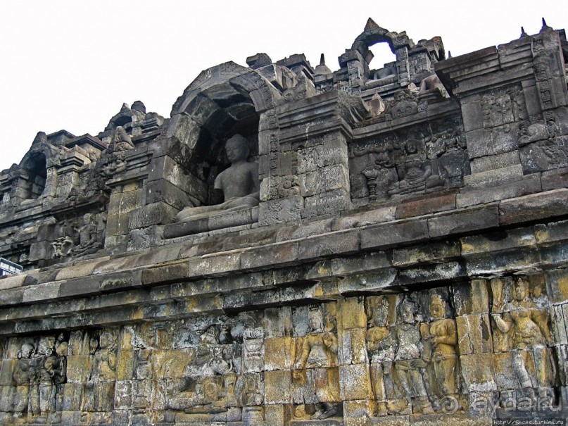 Боробудур — старейший крупнейший буддистский комплекс в мире