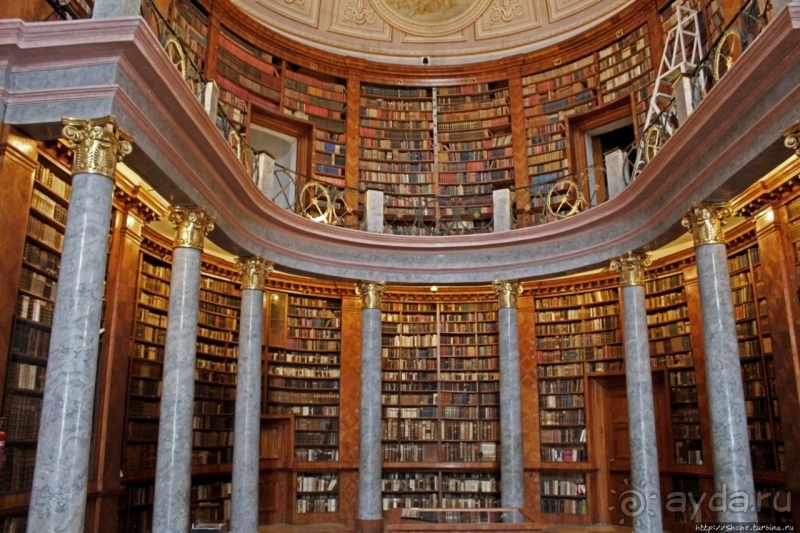 Роскошная библиотека тысячелетнего монастыря Паннонхальма