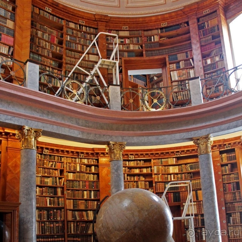 Роскошная библиотека тысячелетнего монастыря Паннонхальма