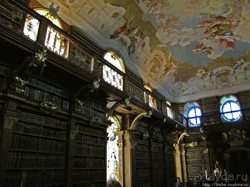 Роскошная библиотека тысячелетнего монастыря Паннонхальма