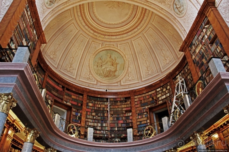 Роскошная библиотека тысячелетнего монастыря Паннонхальма