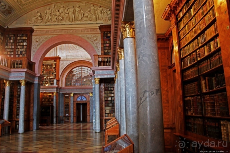 Роскошная библиотека тысячелетнего монастыря Паннонхальма