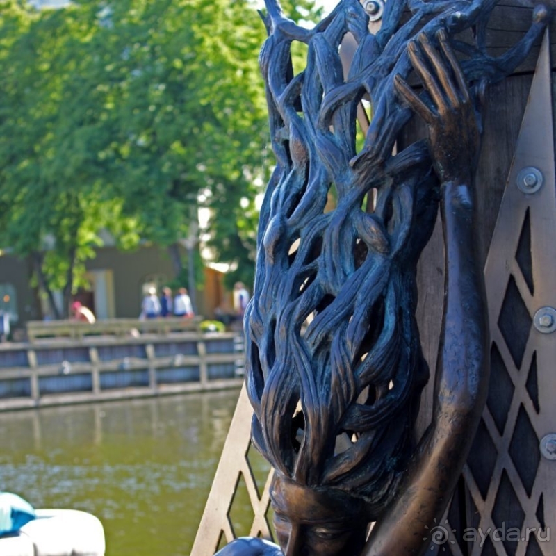 О голых русалках замолвим словечко