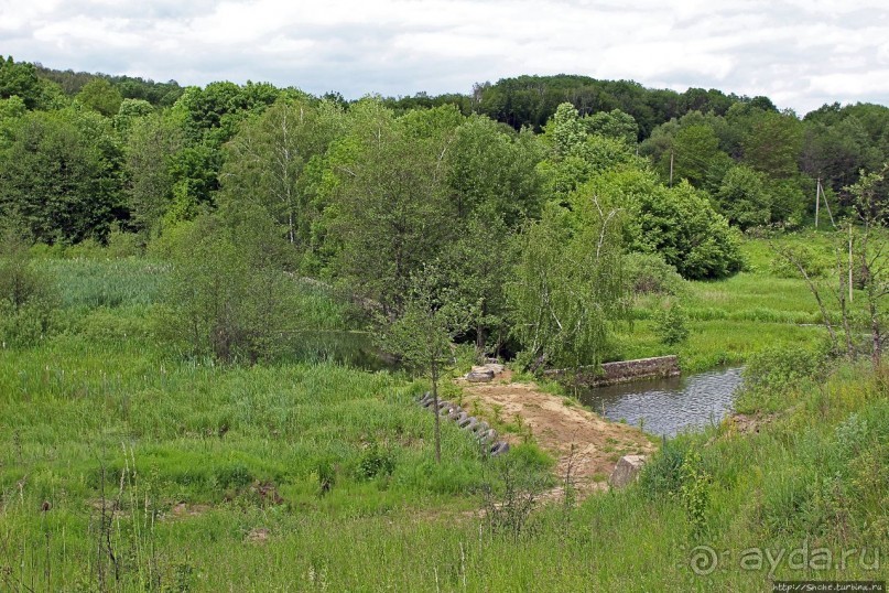 Скромный водопад в живописном месте